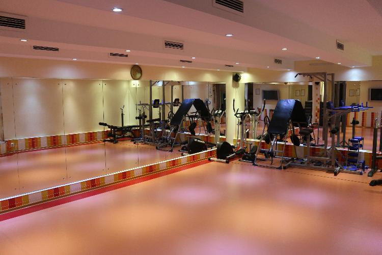 We offer a fitness room for hourly rent